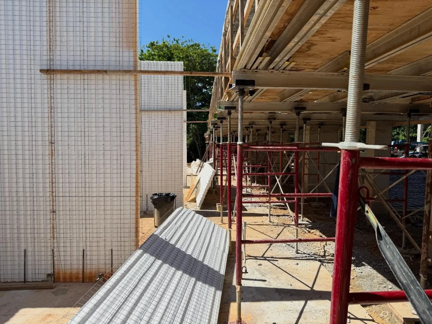 Insulated concrete panels going up in the lockers area. @colegiosanignaciopr @sustechsolutions