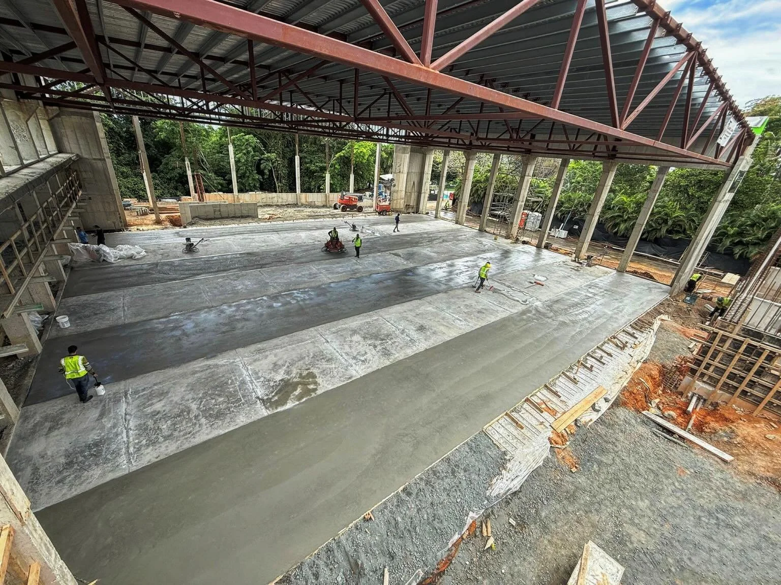 3,000 square-feet concrete pour!

Thanks @unhijode_pr for the aerial photos.