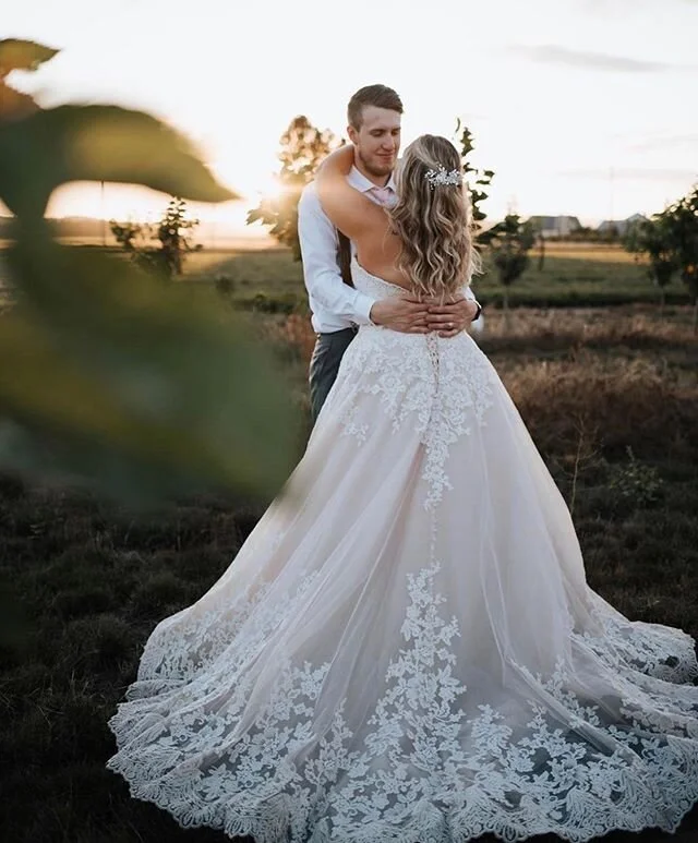 Happy Tuesday 💕⠀⠀⠀⠀⠀⠀⠀⠀⠀⁣
⁣
Photography: @courtneylovephotography⁣ 
Coordination: @_kellyelynn ⁣
Catering: @ribslayerbbqtogo ⁣ ⁣
DJ/ Photobooth: @1859entertainmentco ⁣
Florist: @cemfloral ⁣
⠀⠀⠀⠀⠀⠀⠀⠀⁣
#thebarnpnw #married #weddingday #scenesfromtheba