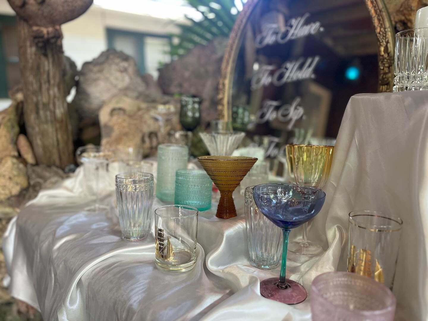 We loved this guest gift idea! Curated cocktail glasses 🍸🍹 #waldosecretgardenweddings #waldosecretgarden