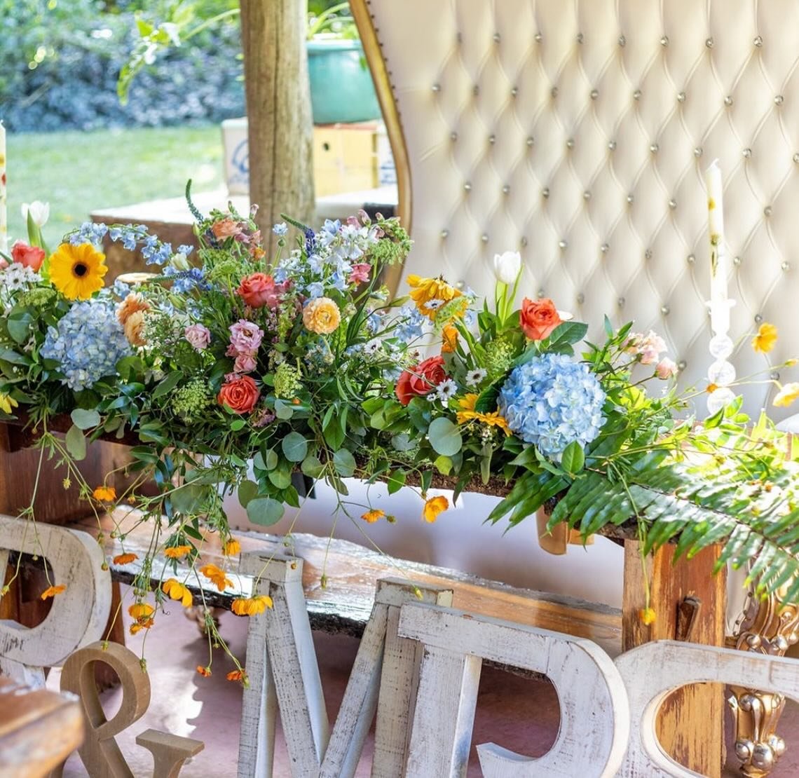 🌸🌹🌺 flowers passing the vibe check with flying colors. 😀 @larasthemesfloral @seaglassphoto @mimosasandmoonshine