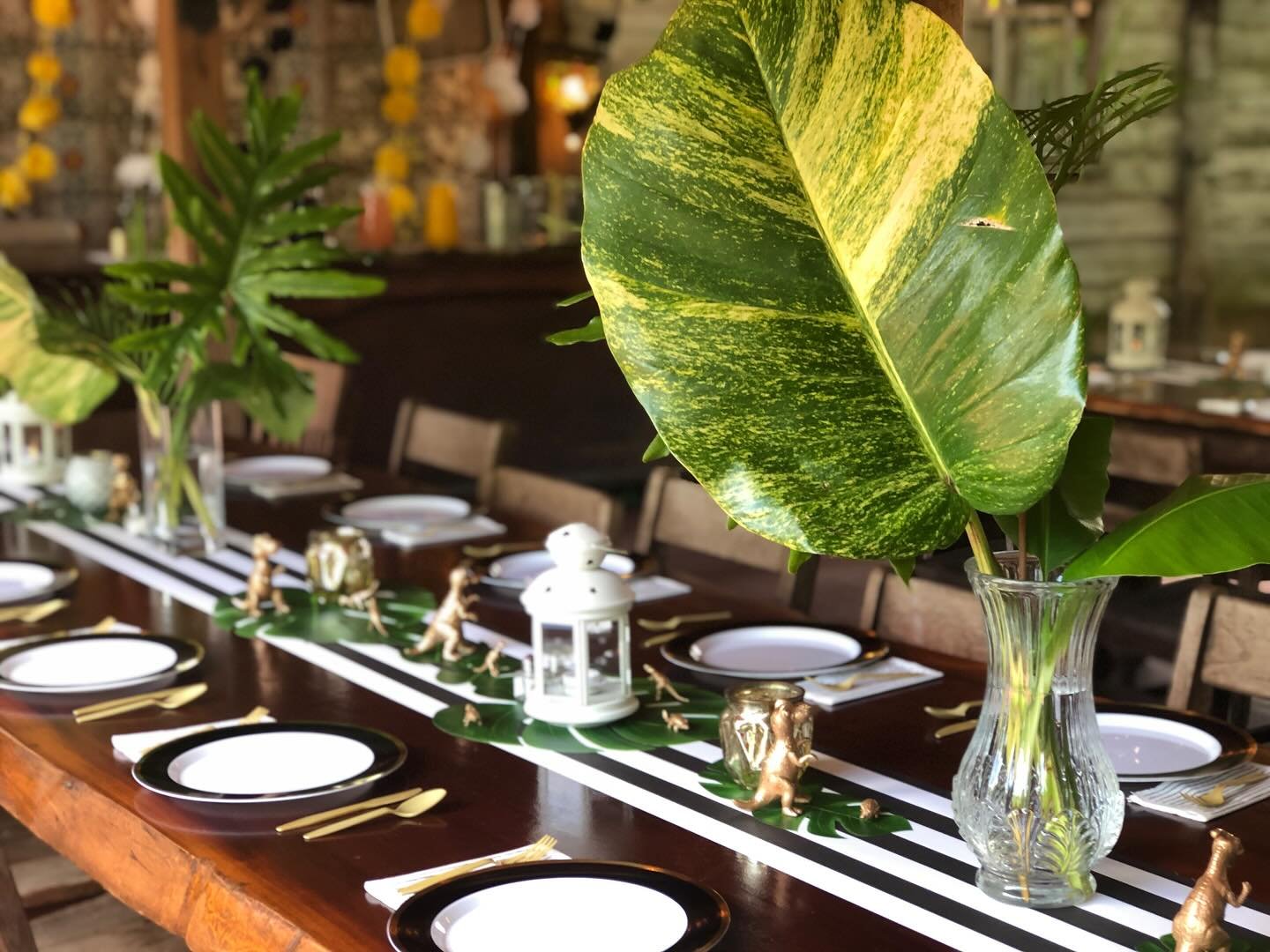 A sweet baby shower table scape (obsessed with the Centerpieces cut from the land) @waldossecretgarden 🦖🦕