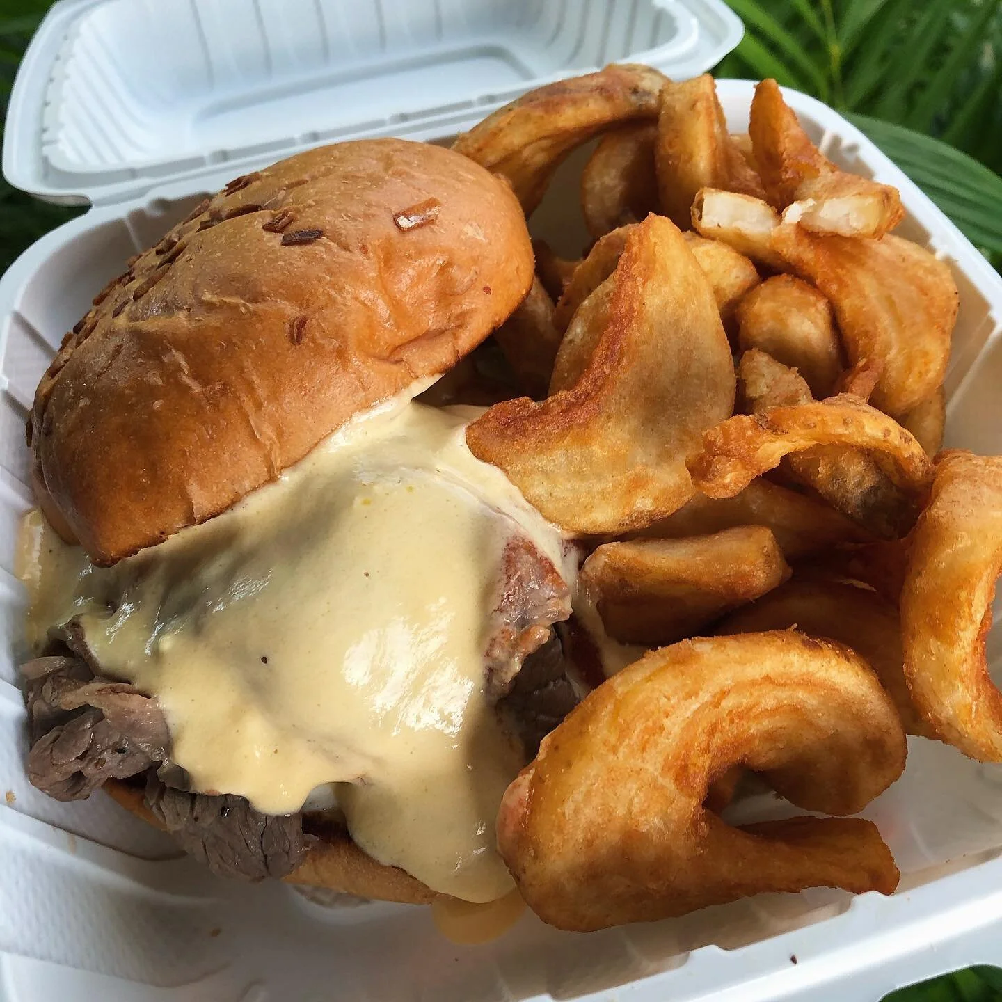 Beef &amp; Cheese from the @dthmaui copycat series. A true modern day luxury 🤩🔥

#consumingmaui #luckywelivemaui #lahaina #onolicious