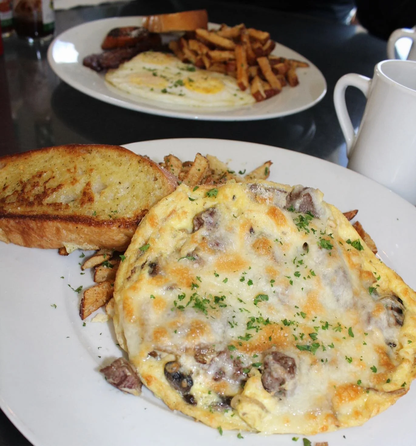 Post-Haleakalā sunrise breakfast at Kula Bistro ☀️ Steak, mushroom, onion + provolone frittata, don&rsquo;t mind if we do 🍳🥩🍄 LOVE this place

#consumingmaui #kula #luckywelivemaui #kulabistro #maui