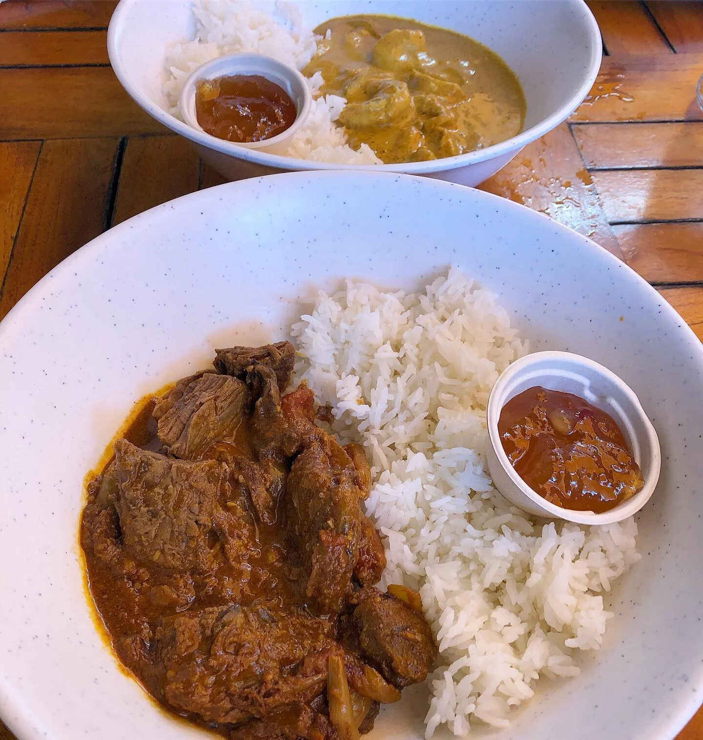 Friday Funday lunch at @cafedesamispaiamaui // first timer loving the savory Beef &amp; Mushroom Curry with Mango Chutney 🥩 🥭 (and delicious Shrimp Curry in the back)!

#consumingmaui #paia #luckywelivemaui #hawaiisbestkitchens #maui