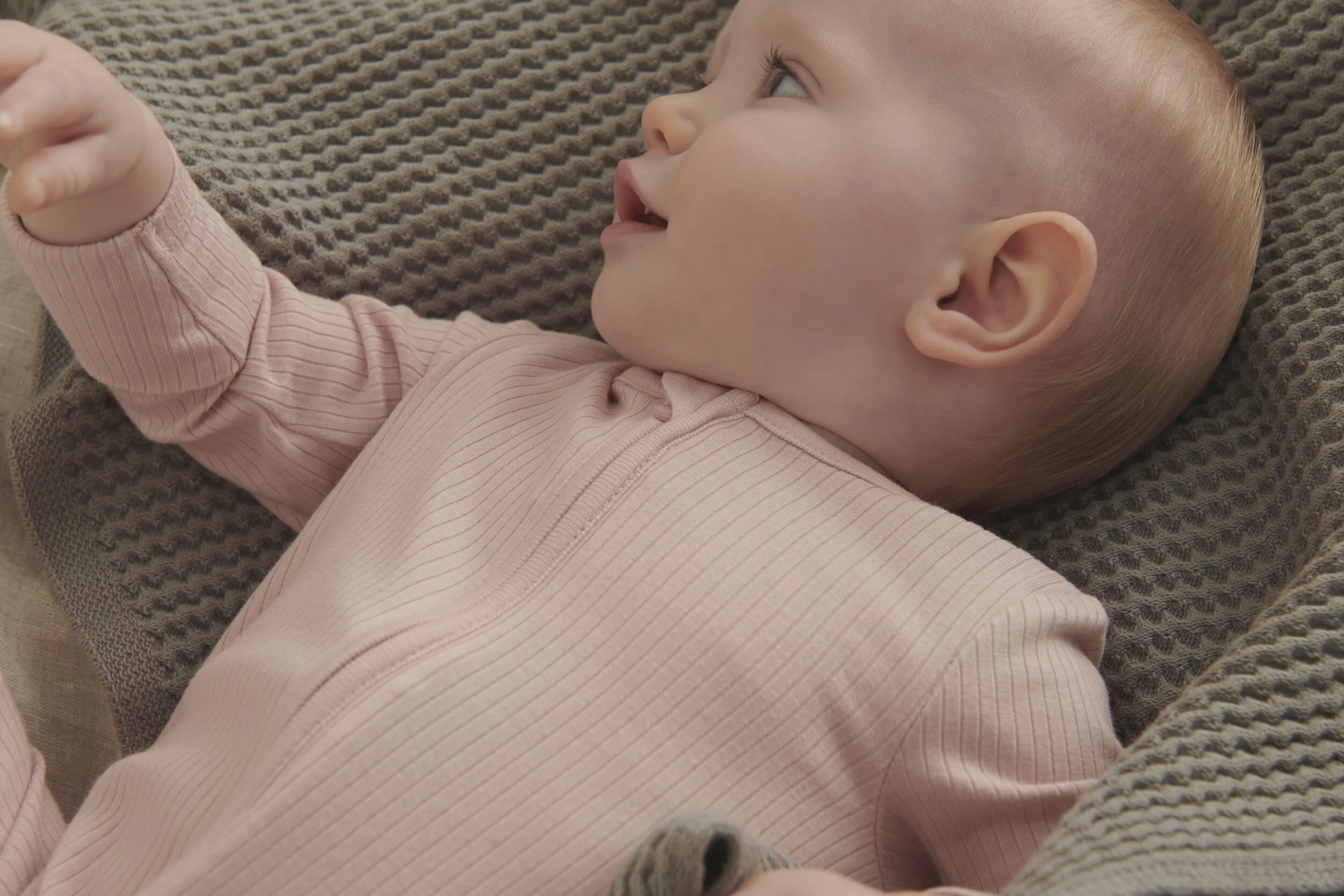 2021_07_05_BabyMori_D2_S9_clever_zip_sleepsuit_ribbed_blush_060.jpg