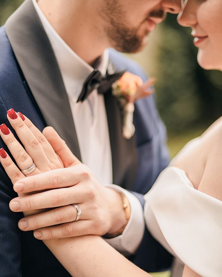 Here's to all the brave couples who beat the odds and celebrated their love no matter what 💪🎉
.
.
.
#weddingphotographer #porocnifotograf #love #covidwedding #lumeriaweddings #weddingdetail #weddingphotos