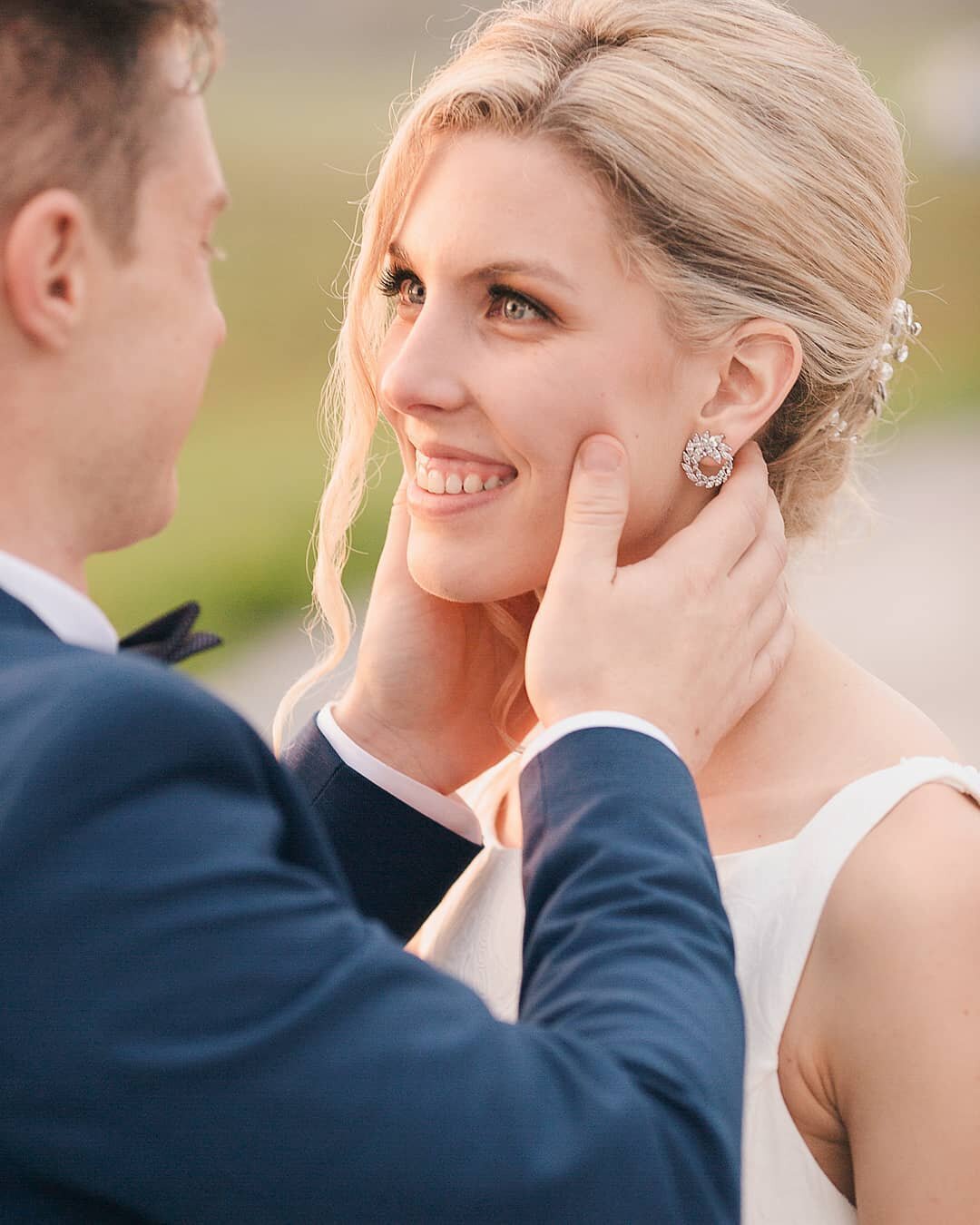 One look is all it takes 😍
.
.
.
#weddingportrait #bridalportrait #weddingphotographer #porocnifotograf #poroka #lumeriaweddings #weddinginslovenia