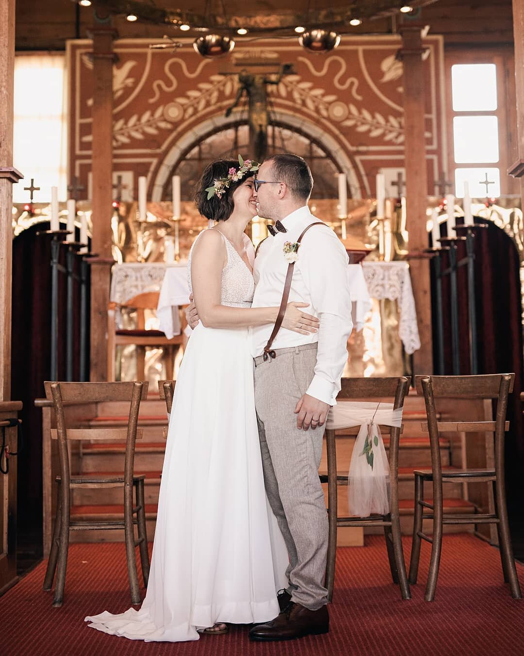 Such a special place to get married! 🤩

.

#bohowedding #poroka #porocnifotograf #weddingphotographer #junebugweddings #dirtybootsandmessyhair #photobugcommunity #churchwedding #lumeriaweddings #poroka2021