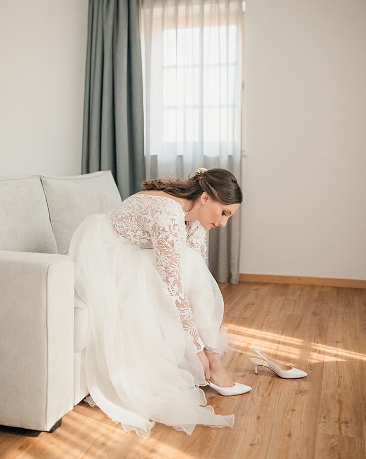 Those last peaceful moments before the big I DO 🤩
.
.
.
#poroka #porocnifotograf #weddingphotographer #sloveniawedding #trilucke #lumeriaweddings