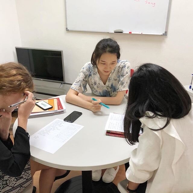 Bettina Laoshi with her Elementary Chinese students ! 好好学习，天天向上！#chineselanguage #hanhailanguagestudio #studychineseinsingapore #learnmandarin