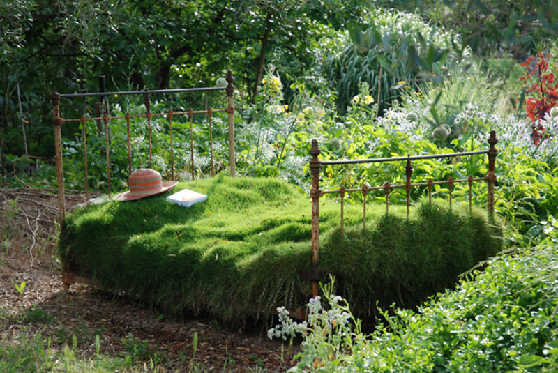 bed-furniture-garden.jpg