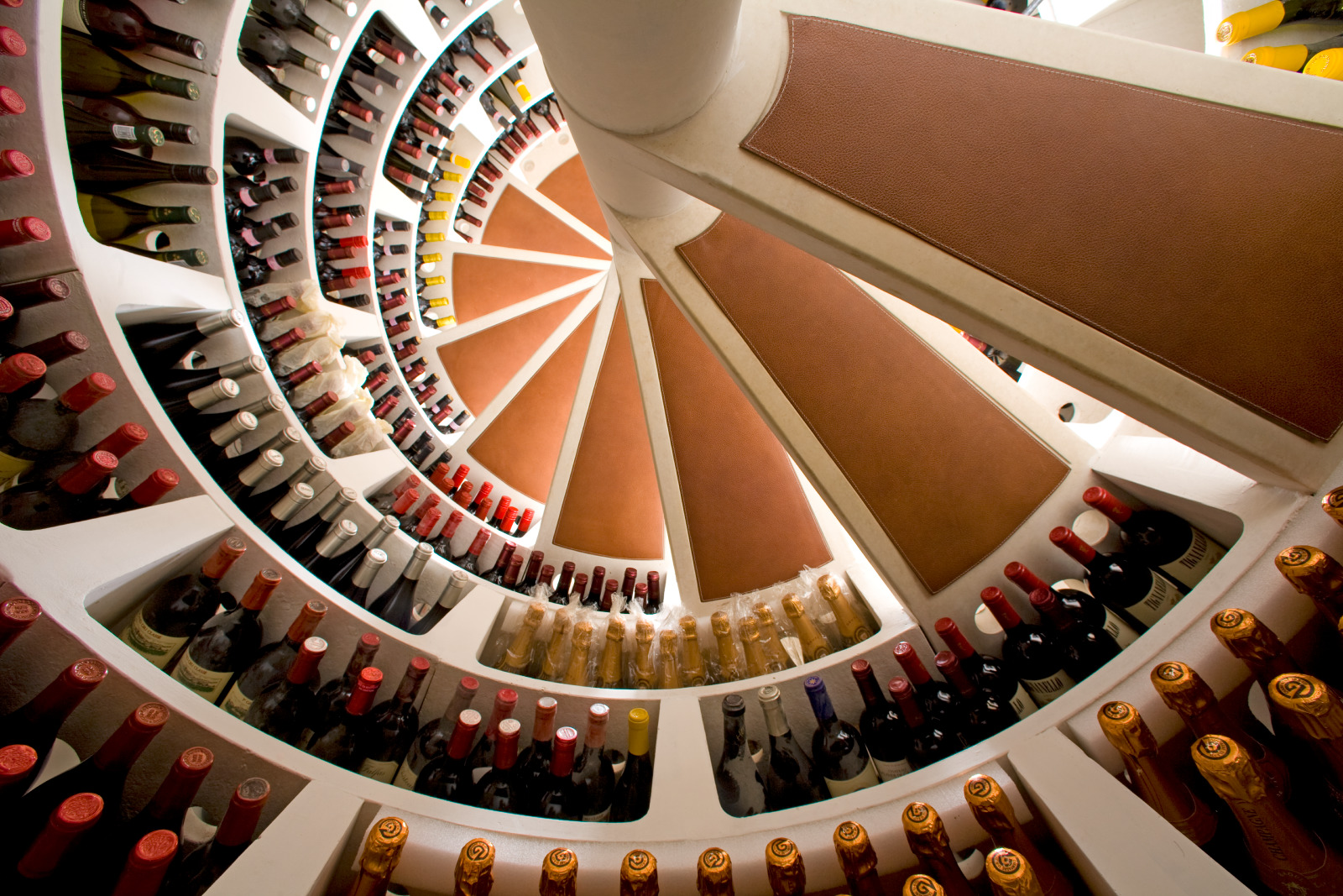 Trinbeklædning Trinbeklædning er en tilvalgsmulighed du har til White Spiral Cellar. Vi har håndplukket eksklusive beklædningsløsninger til dig. Bestiller du dem sammen med kælderen, monterer vi trinene for dig når vi laver den færdige finish. Beslutter du dig først senere, leveres de hos dig med tape på bagsiden så du nemt selv kan montere dem på trinene i din vinkælder.