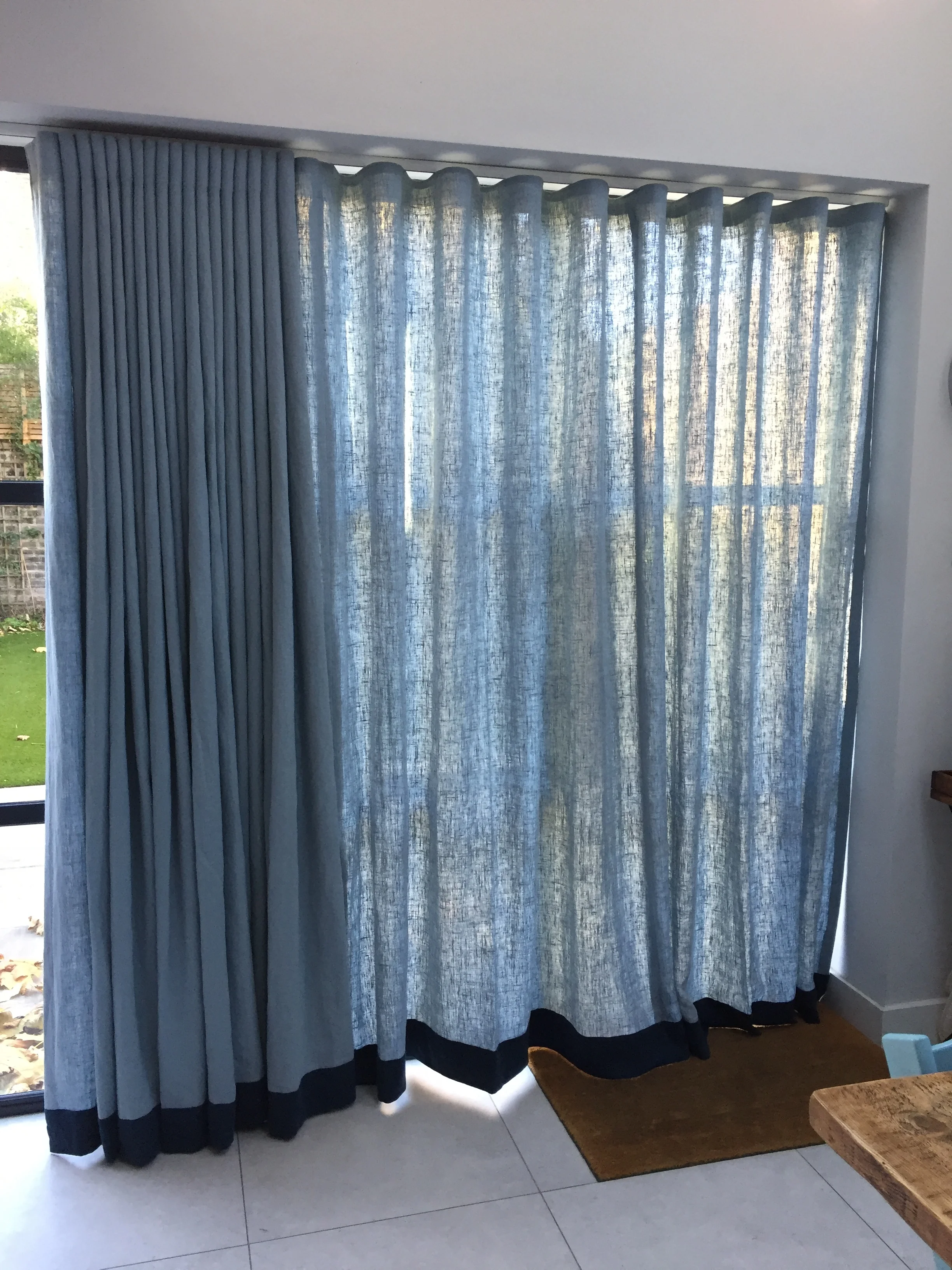 Wave curtain with bottom hem border 
