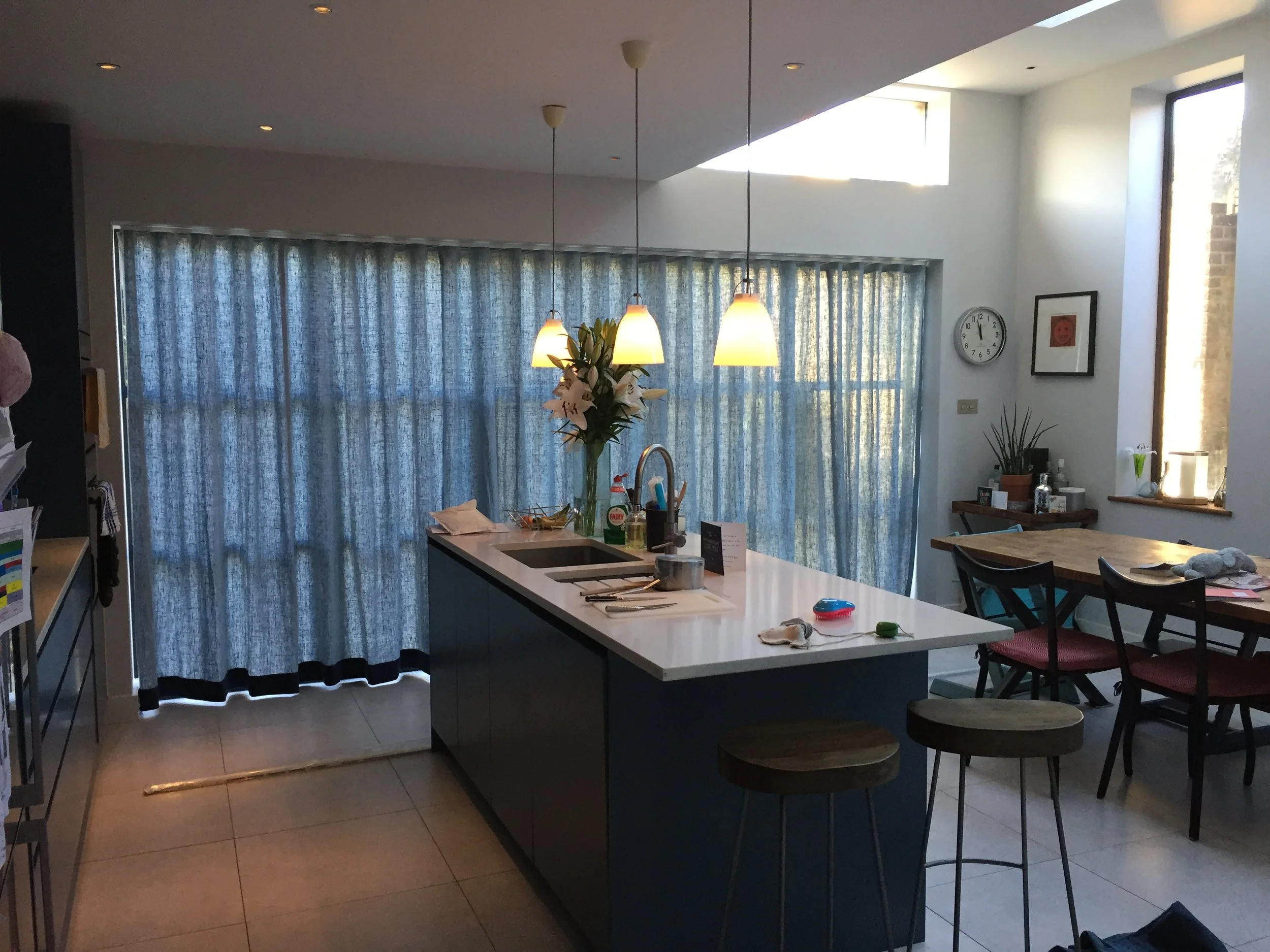 Wave curtain with bottom hem border