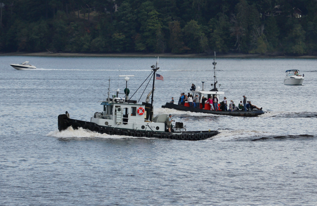 Tug Reliable Takes the Lead (lg Evans Marine Images)