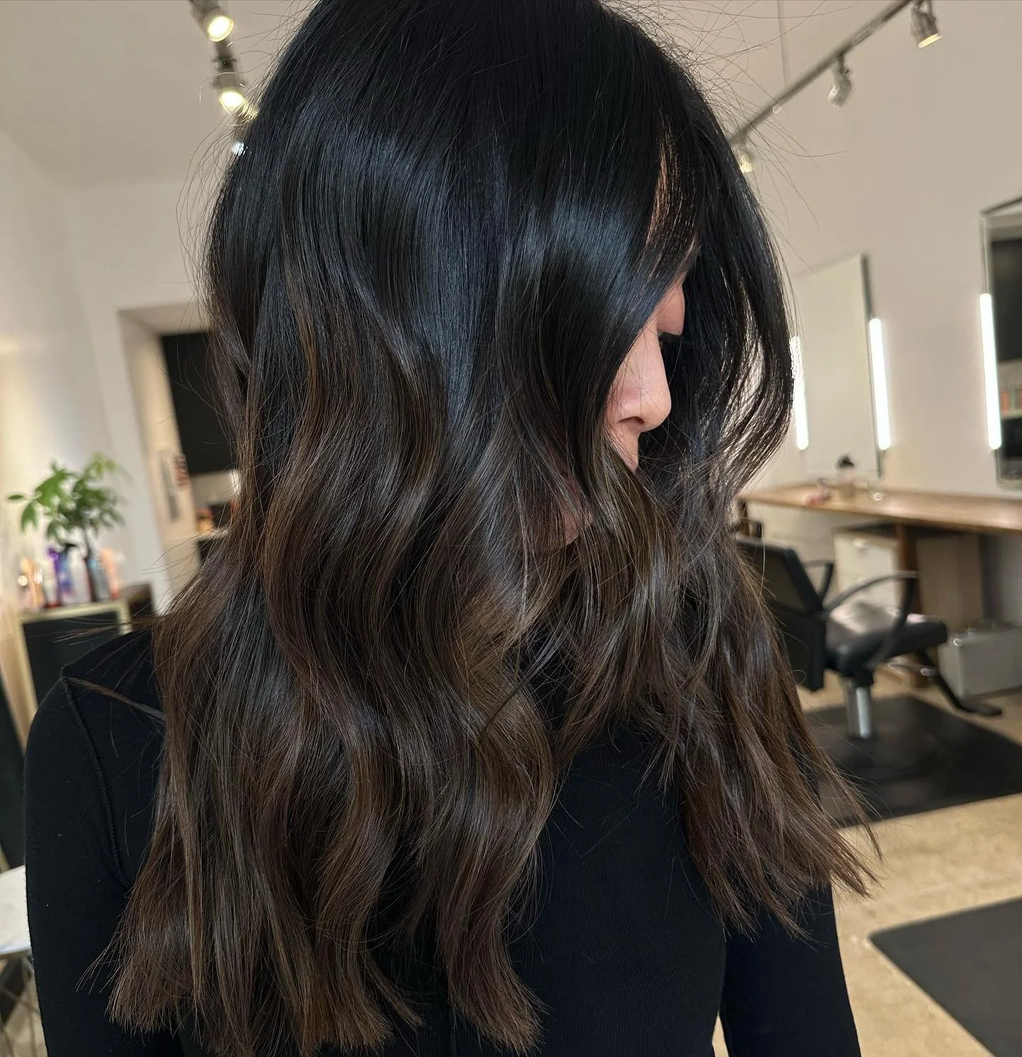 If you have old highlights in your hair it&rsquo;s amazing what a little gloss and a fresh cut can do for you! 💫 by @saramichellehair