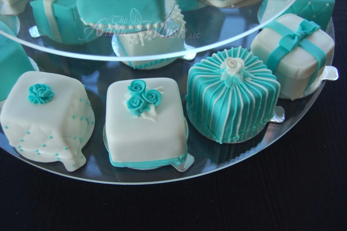 jada's-black-and-gold-dramatic-cake-and-cupcakes---limelight-photography-06-02-57-836-io.jpg
