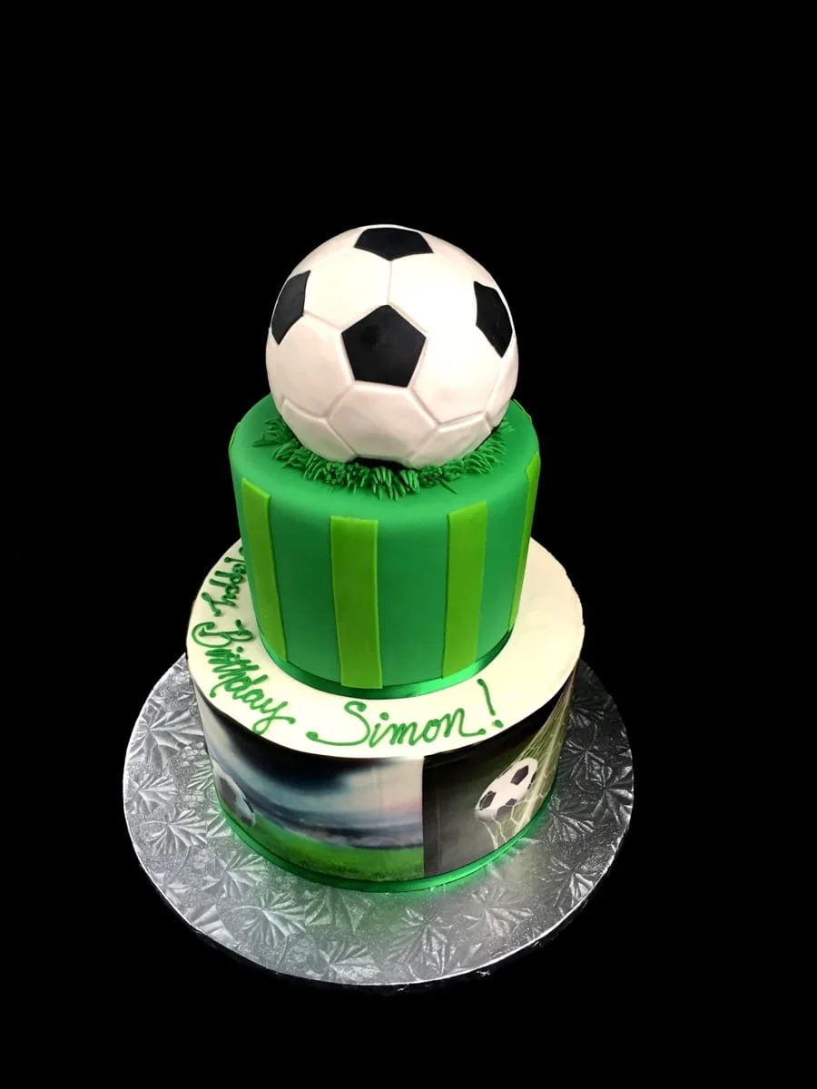 edible-pineapple-and-greenery---semi-naked-and-textured-buttercream---don-cesar-06-02-53-181-io.jpg
