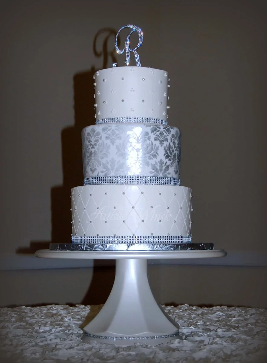 buttercream-crosshatching-and-fondant-metallic-stenciling-11-40-36-252-io.jpg