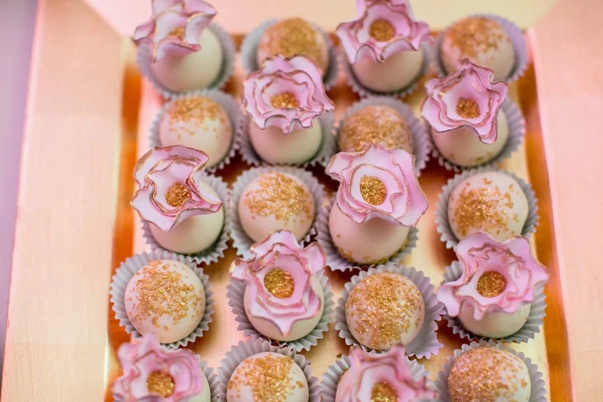 edible-pineapple-and-greenery---semi-naked-and-textured-buttercream---don-cesar-06-02-53-181-io.jpg