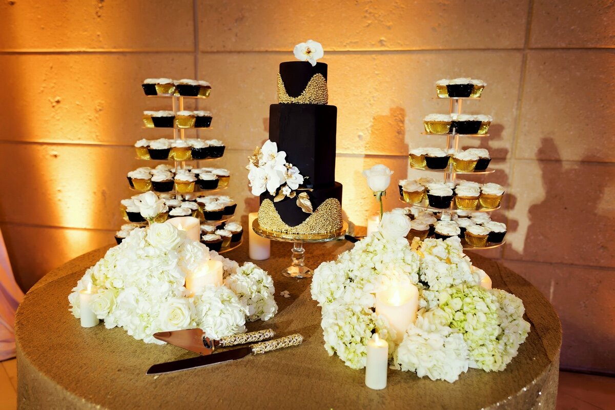 Jada's Black and Gold Dramatic Cake and Cupcakes - Limelight Photography.jpg