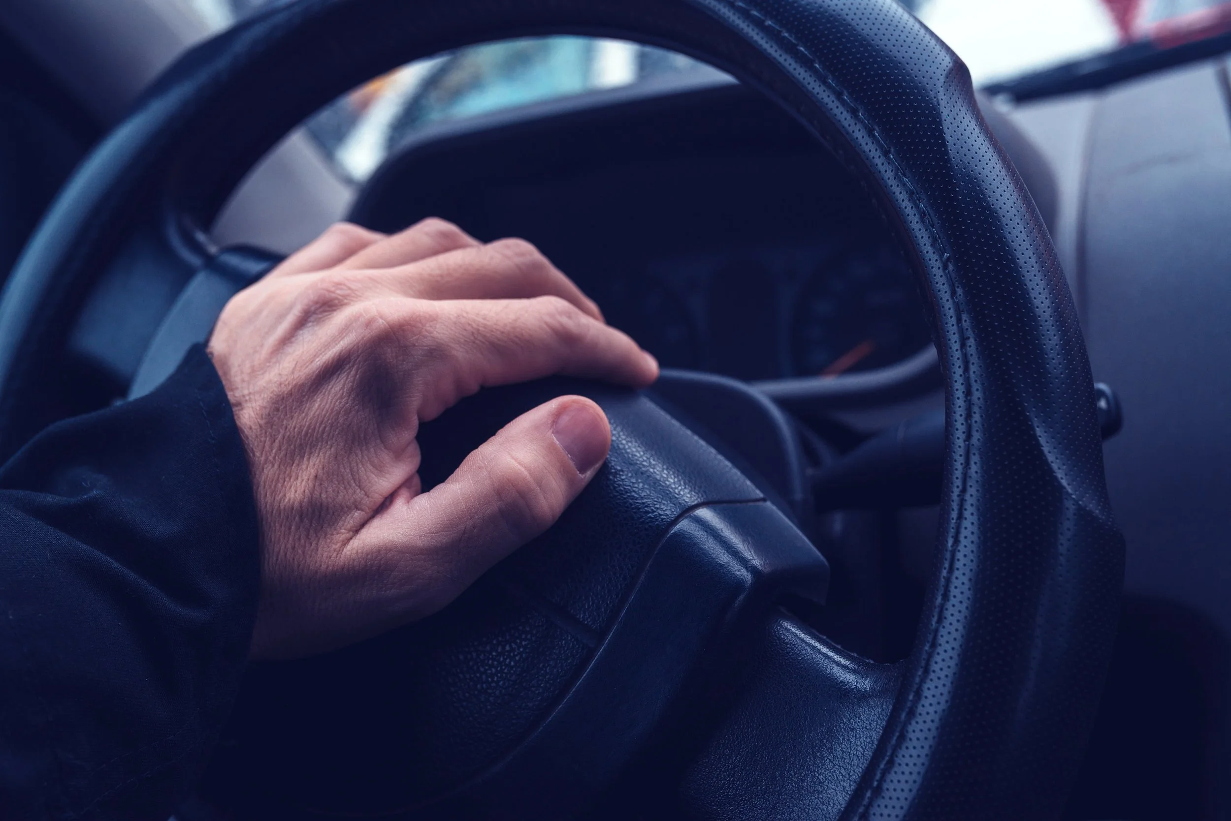 male-hand-honking-the-car-horn-PVTGAF2-min.jpg