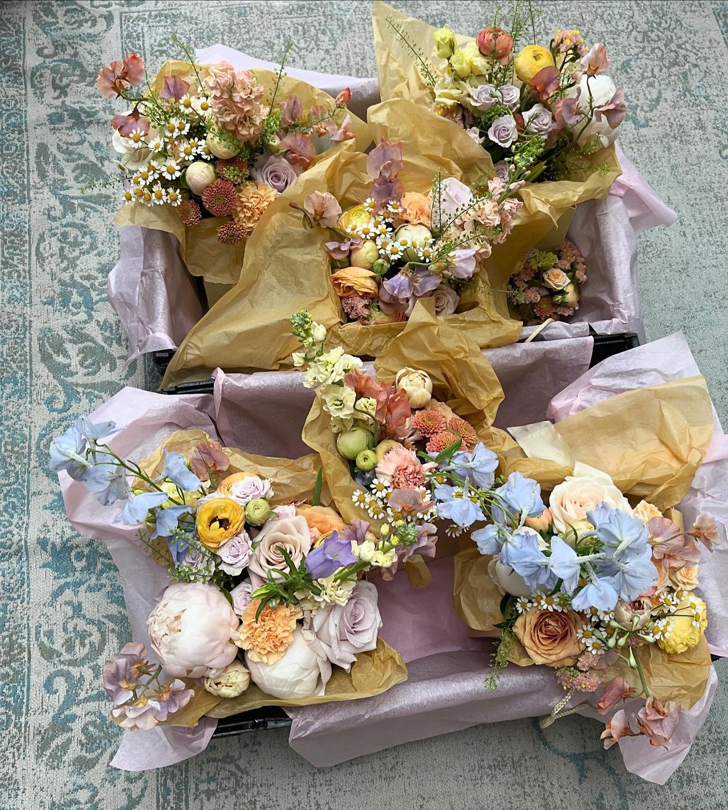 ✨ Maids ✨ 

Making the bridal flowers is one of my very favourite part of wedding work, and I really loved designing this palette of lemons, peaches, lilacs and baby blues for this weekend&rsquo;s wedding. Florists, what&rsquo;s your current fave pal