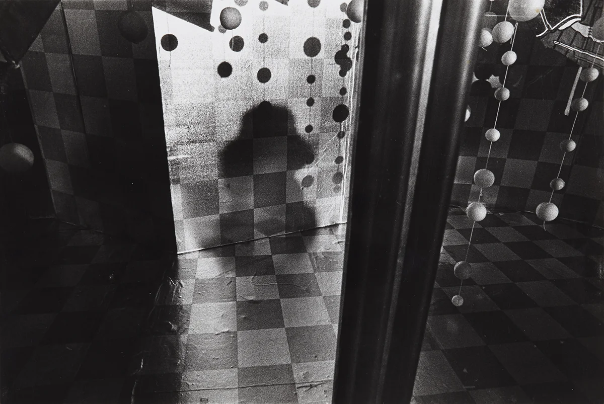“Vertical, (DOMAIN)”, 1969, gelatin silver print © Hitoshi Tsukiji