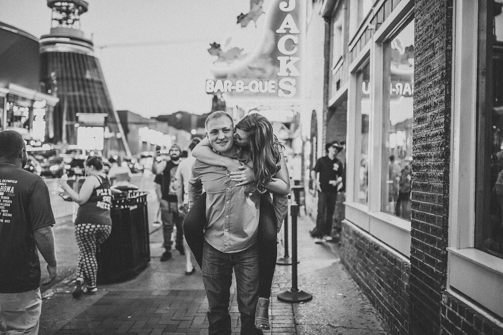 downtown-nashville-engagement-photos-by-oh-deer-photography (9).jpg