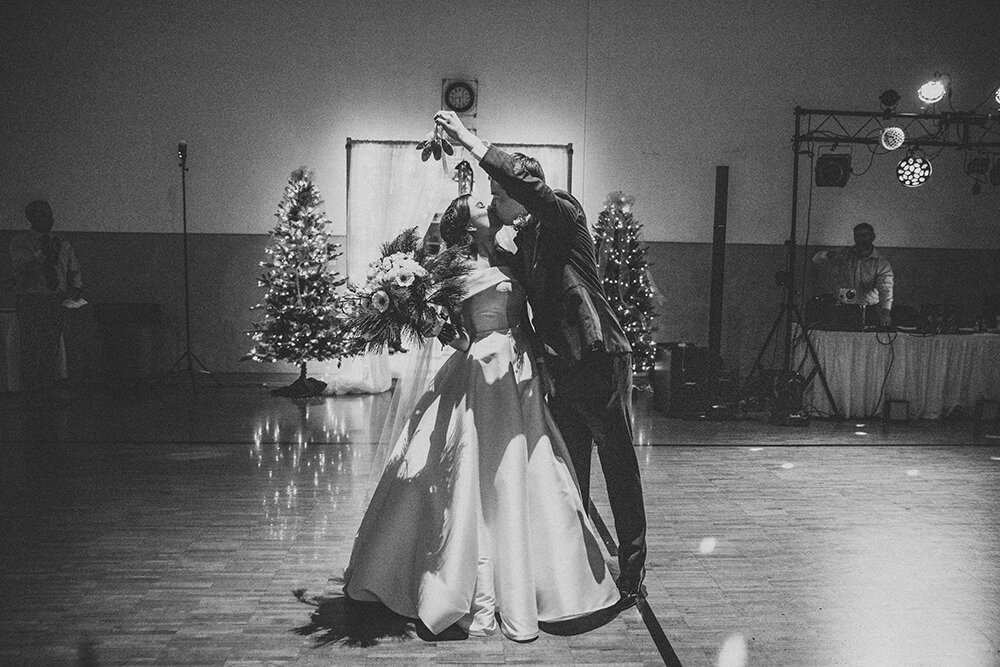 bride and groom under the mistletoe 