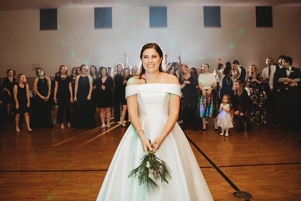 bridal bouquet toss 