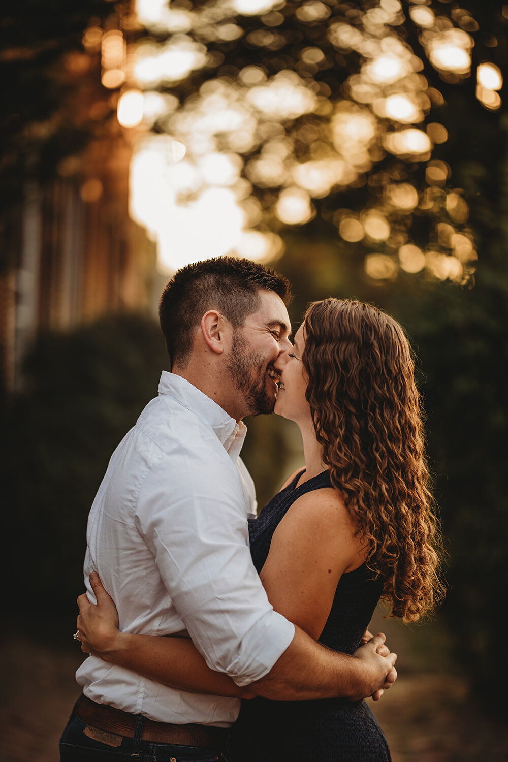 couple kissing 