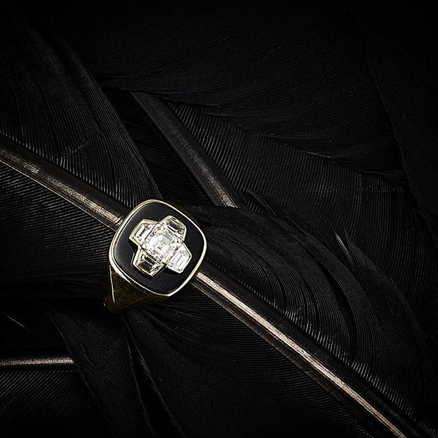 #Gold &amp; #Diamond #signetring set with a slice of black onyx shot by @jeffrey_bucari