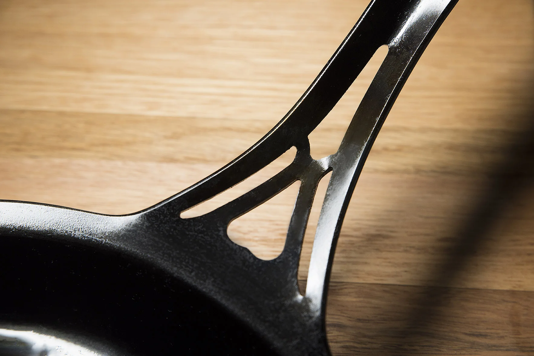 The design in the handle allows the heat to escape through the ventilation gaps as opposed to travelling up the handle.