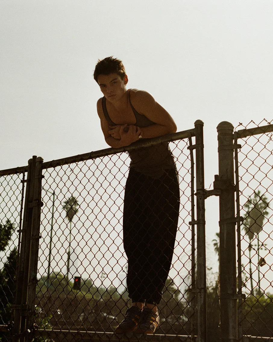 singlet ALEXA CHAPMAN, trousers KRAMMER & STOUDT