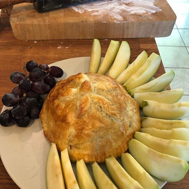 My first attempt at baked brie en cro&ucirc;te.