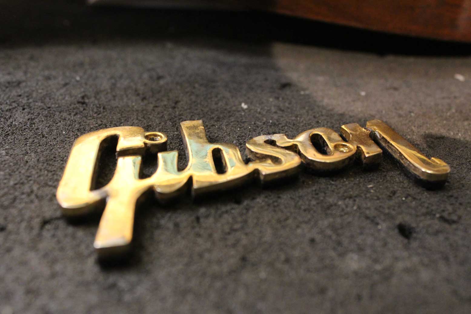 Gibson Amp logo repair