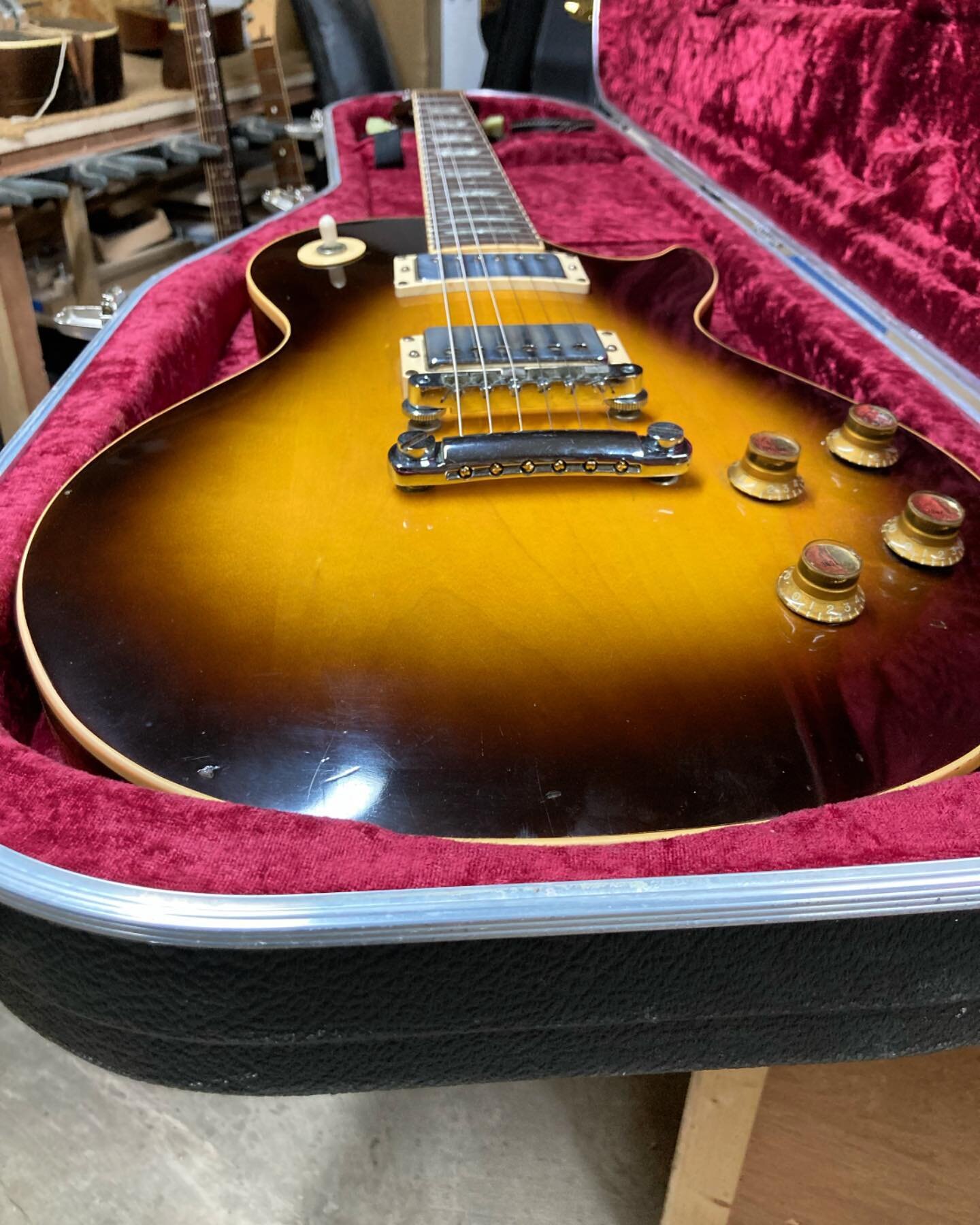 70s Les Paul in for refret. Love these bursts.

#guitarrepair #vintageguitarrepair #gibsonlespaul #gibsonlespaulcustom #lespaul