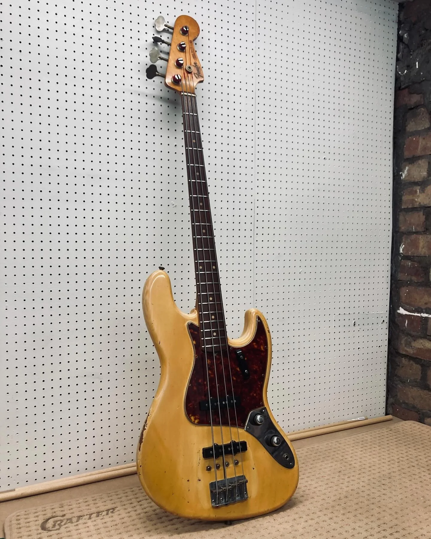 Super cool Blonde 1962 Fender Jazz Bass.
Just in for a set up and service. It&rsquo;s not often you see them in blonde!

#fenderjazzbass #guitarrepair #vintagefender #fenderbass #vintagebass #precbs #whatsonyourbench