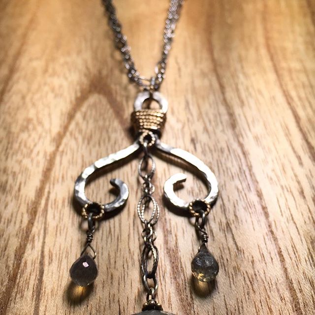 ❤️Be your own Valentine!
💙💚💛🧡❤️💜💙💚💛🧡Beautiful Fleur de Lis with Labradorite and a double sterling silver chain!
$125.00📿💐💋🎁
#artdeparture #labradorite #handmadejewelry #localartist #shoplocal #Pavanne #sterlingsilver #woodlandhillsart #v