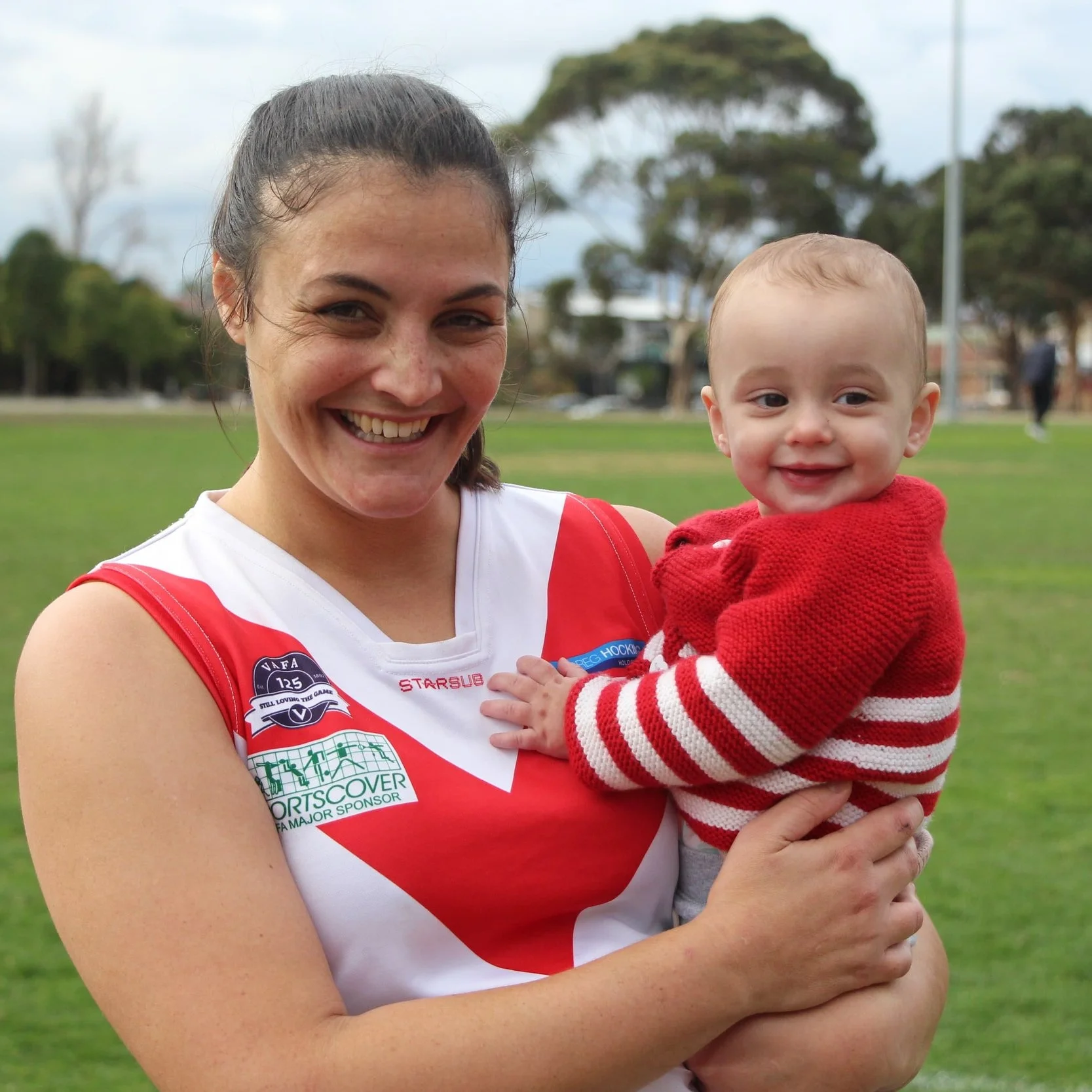 Amanda Our #29 jumper is worn by one of founding players, Amanda. Amanda has made a stellar return for the 2019 season after adding our first 2036 player to the team! Before joining the Bloods to give a new sport a try Amanda made the state (Adelaide) team in rowing as well as netball. “Loud, feisty and hungry” describe Amanda both on and off the field perfectly- you’ll hear her voice calling out support from deep in the 50. We’re really pleased to have Amanda back- c’mon the Bloods!