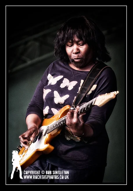 JoanArmatrading_pe.jpg
