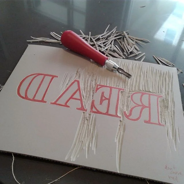 Reading backwards, but printing and moving forwards
#releasetuesday #reliefprintmaking #linocutting #scad