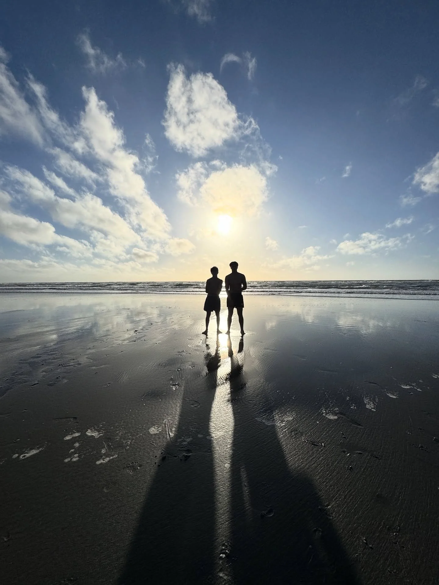 Sunset swims and crazy reflections 🌅🌊🥰 
With November comes a lot of lasts, as our eldest finishes high school 😳😳 and gets ready to move onto university 🥹🥹 A university which is so far away! Treasuring all these moments while the crew is still