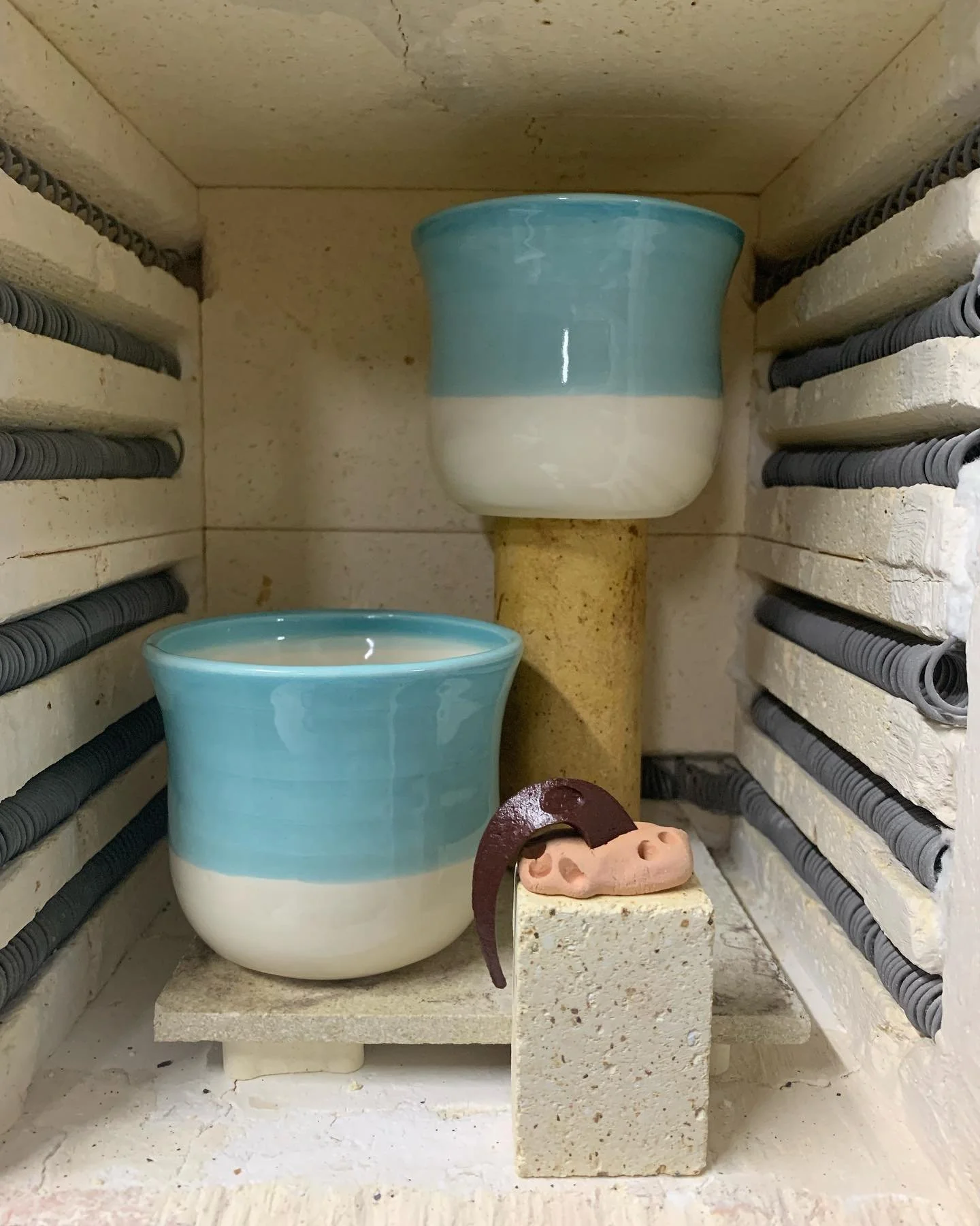 A couple of urgent orders out the door fired in the Doll Kiln! #theceramicmill #keepcup #travelcup #handmade #greenteam #sustainable #customtravelcup #travelmug #waronwaste #coffeebrisbane #coffesydney #coffeegoldcoast #cup #environment #ceramickeepc