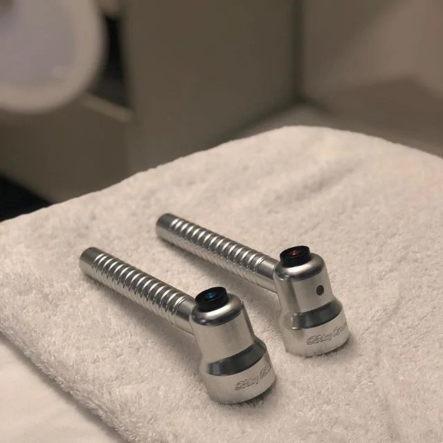 LED light therapy treatment. The QuasarMD acne light is an FDA-cleared class II medical device. If it&rsquo;s good enough for NASA, it&rsquo;s good enough for us. ❤️💙