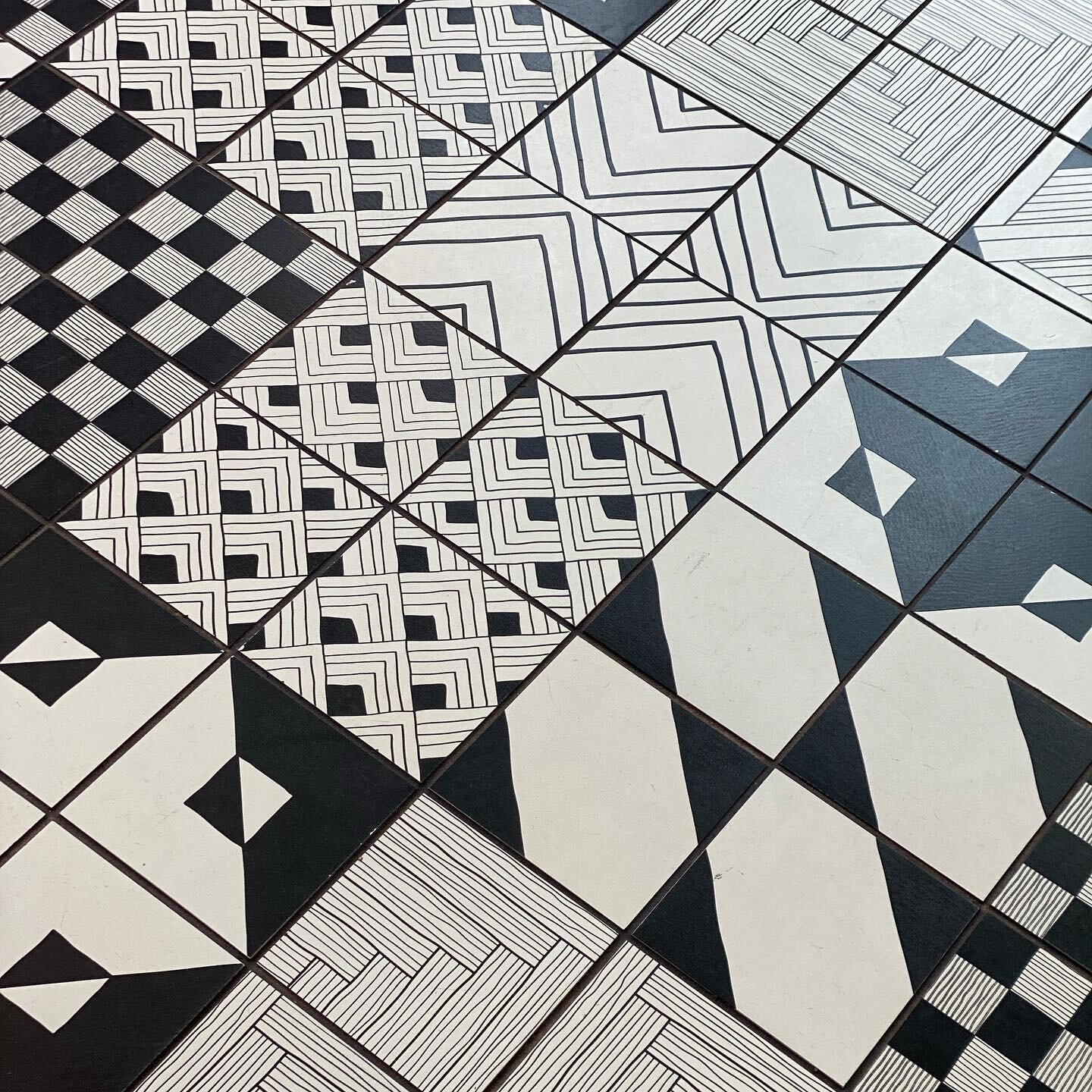 Pattern play 🖤🖤🖤
~

~
~
#interiordesign #interiordesigner #pattern #floorinspo #graphic #black&amp;whitepattern#🖤