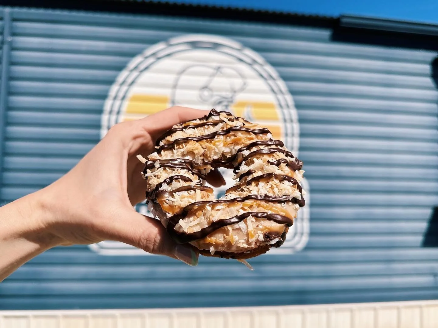 SAMOAS IS BACK ON THE MENU BABY ‼️
a beloved flav from OG times — samoas (derived from the classic Girl Scout™️ cookie) features a caramel glaze, toasted coconut topping, and a chocolate + caramel drizzle. On the menu now ’til late