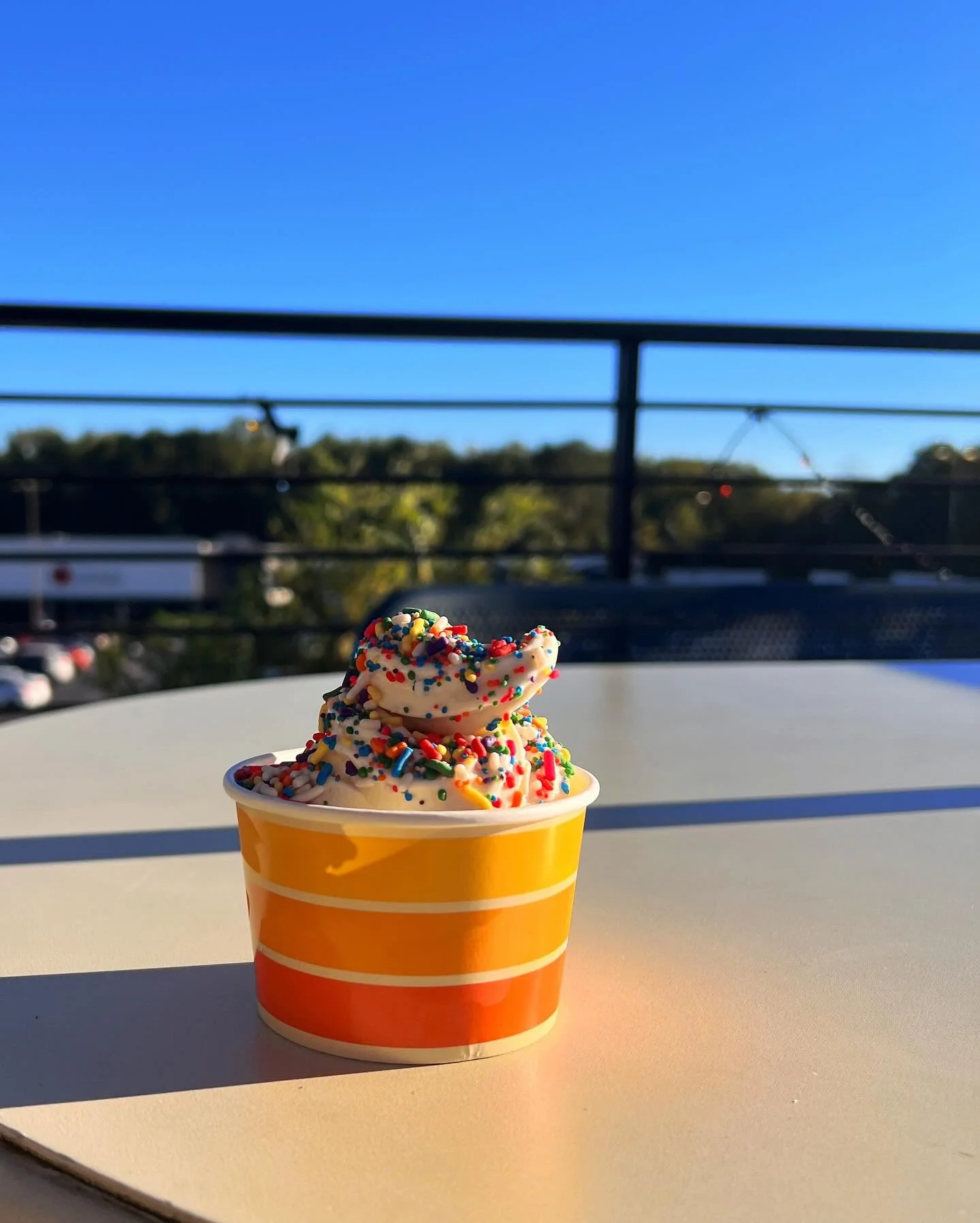 if you&rsquo;re seeing this on Thursday that means it&rsquo;s swirls nite!! And we&rsquo;re slingin&rsquo; a free small swirl with unlimited toppings &mdash; cup OR cone &mdash; all night long with the purchase of any dinner entree 💃 5PM - 10PM! be 